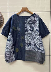 Lockeres, marineblaues Patchwork-Jeanstop mit O-Ausschnitt und asymmetrischem Print